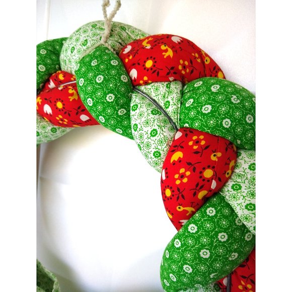 VTG 14" Braided Calico Christmas WREATH Cotton Cloth Red Green Country Cottage - Picture 7 of 9